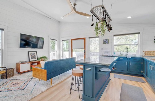 Freetown - Port Rico Cottage | Modern Flat + Private Balcony | Central Lafayette