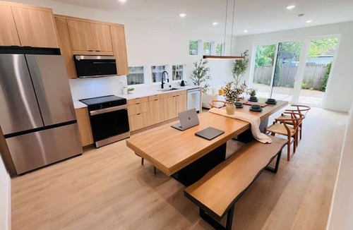Shoreline House | Modern Furnished 4BR/2BA Near UW Northgate Station