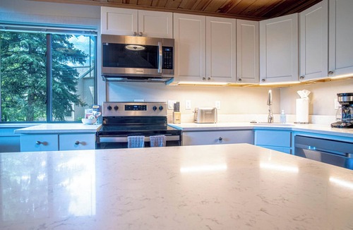 Elkhorn Village Condo | Modern Golf View Condo + Resort Amenities