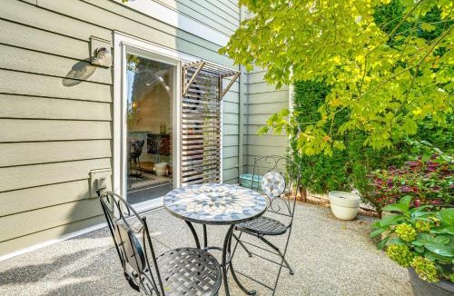 The Wedge House | Modern Home Close to Dtwn Woodinville w/Yard