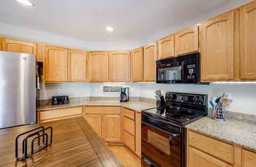 Three Rivers House | Modern home with washer/dryer, central AC, fireplace & deck