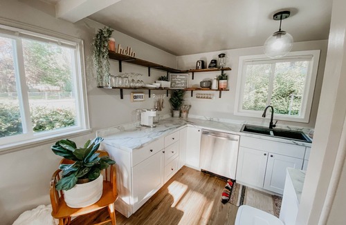 Grants Pass House | Modern House in the Heart of Grants Pass with Hot Tub and Fire Pit