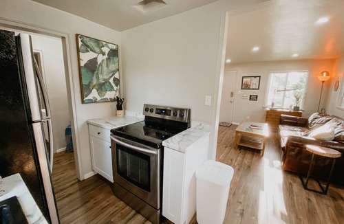 Grants Pass House | Modern House in the Heart of Grants Pass with Hot Tub and Fire Pit