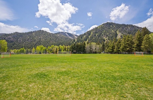 Ketchum Condo | Modern Ketchum Condo: Steps to Atkinson Park & Trail - Walk to Town - Dogs OK