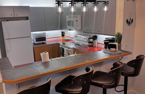Chelan Condo | Modern Lakeside Luxury: Freshly Remodeled Chelan Condo with Pool, Hot Tub & BBQ