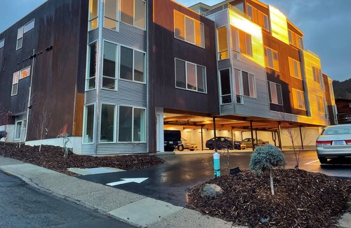 White Salmon Apartment | Modern loft downtown White Salmon #11