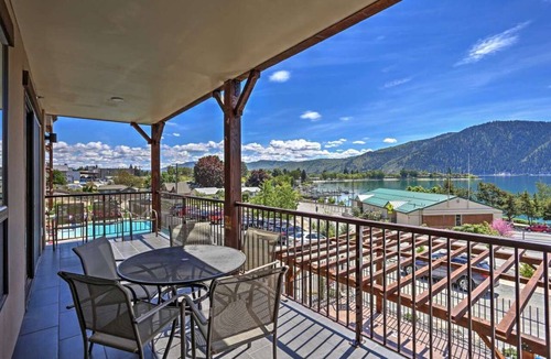 Manson Condo | Modern Manson Condo w/Balcony & Lake Chelan Views!