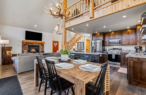 McCall Cabin | Modern McCall Cabin Sleeps 8 w/Hot Tub - Close to golf, lake, skiing, downtown