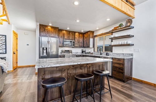 McCall Cabin | Modern McCall Cabin Sleeps 8 w/Hot Tub - Close to golf, lake, skiing, downtown