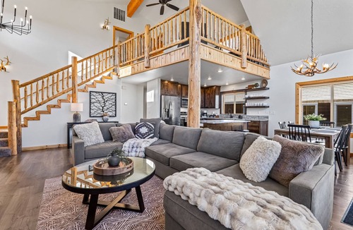 McCall Cabin | Modern McCall Cabin Sleeps 8 w/Hot Tub - Close to golf, lake, skiing, downtown