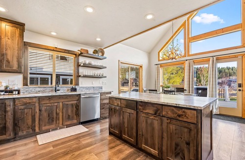 McCall Cabin | Modern McCall Cabin Sleeps 8 w/Hot Tub - Close to golf, lake, skiing, downtown