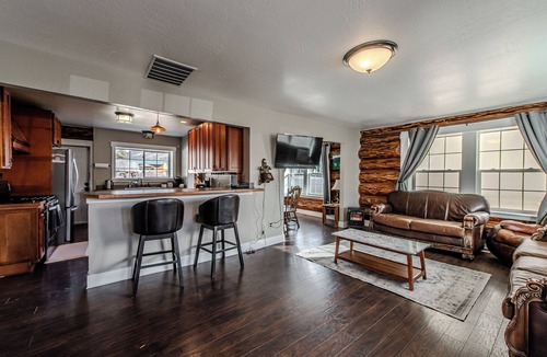 St. Regis Cabin | Modern Meets Rustic- Hot tub- pet friendly- sleeps 6