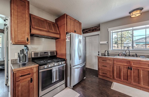 St. Regis Cabin | Modern Meets Rustic- Hot tub- pet friendly- sleeps 6