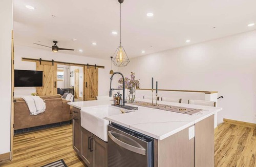 Swan Valley Condo | Modern Mountain condo w/river views EV charger&SUP