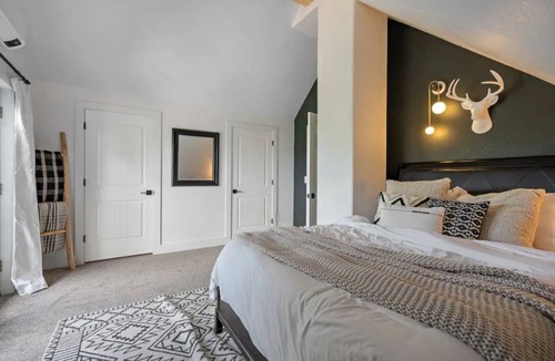 Boise Cabin | Modern mountain escape with 6 bedrooms