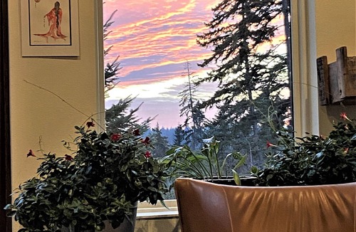 Lyle House | Modern Mountain View Getaway - 26 Acres