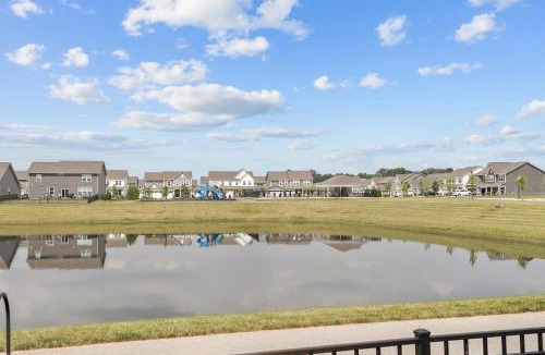 Maxwell House | Modern, newer home, King bed, near Indianapolis