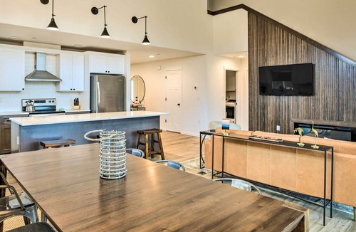 Ocean Shores Cottage | Modern Ocean Shores Getaway With Dock!