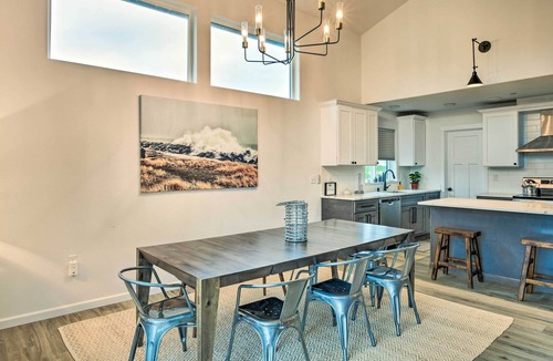 Ocean Shores Cottage | Modern Ocean Shores Getaway With Dock!