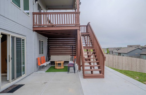 Elkhorn House | Modern Omaha-Elkhorn Home , Quiet & Spacious