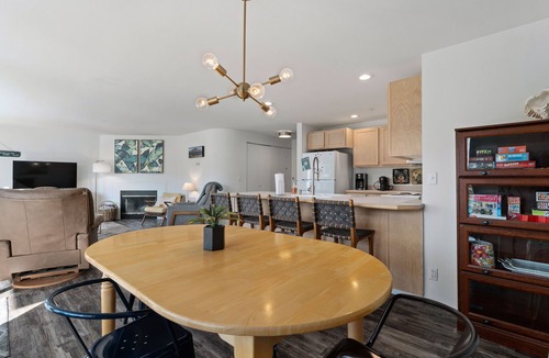 Chelan Condo | Modern Park Point - Walk to Town