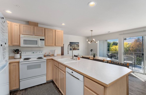 Chelan Condo | Modern Park Point - Walk to Town