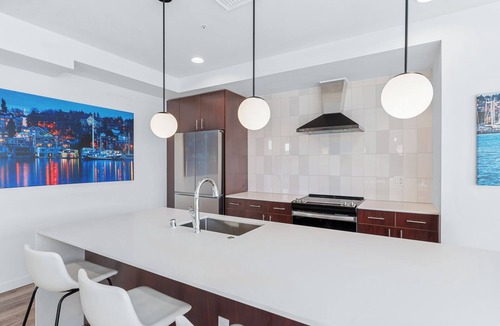 Eastlake Apartment | Modern Seattle 2BR Escape w/Gym Access Near Lake Union