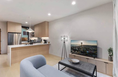 Crown Hill Condo | Modern Seattle Stay Rooftop Views & Ensuite BRs
