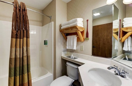 Moline Hotel | Modern Stay in Moline | 4.0 mi to Figge Art Museum | Downtown Attractions