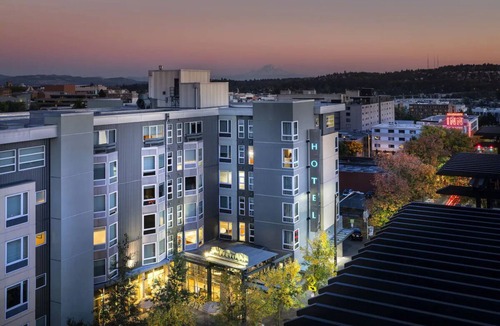 University District Hotel | Modern Staypineapple | 1 Unit | Near University District Seattle