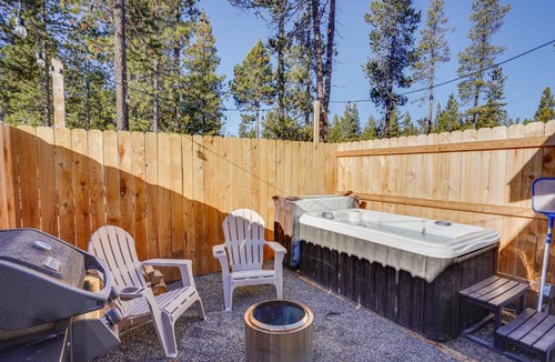 Sunriver Apartment | Modern Studio in Bend ~ 3 Mi to Sunriver Resort!
