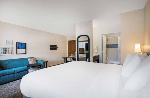 Acres Green Hotel | Modern Studio Perfect for Couple Stay w/Outdoor Pool Access