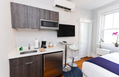 Griggs Park Apartment | Modern Studio, quick train to Boston.#16