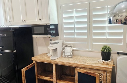 Layton Apartment | Modern Studio with Washer & Dryer