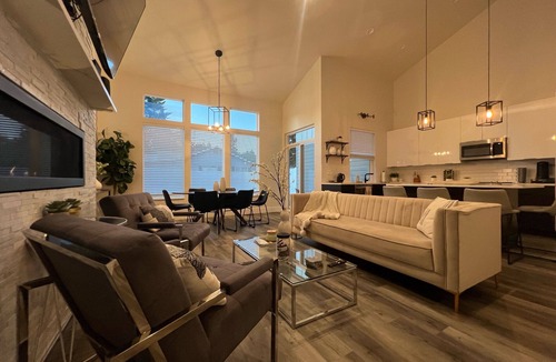 Coeur d'Alene House | Modern Townhome- downtown Coeur d'Alene- minutes to waterfront restaurants shops