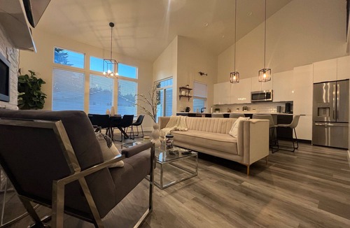 Coeur d'Alene House | Modern Townhome- downtown Coeur d'Alene- minutes to waterfront restaurants shops