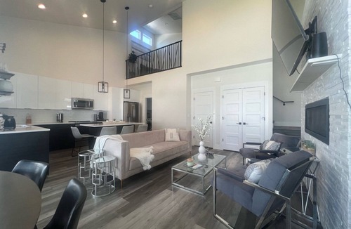 Coeur d'Alene House | Modern Townhome- downtown Coeur d'Alene- minutes to waterfront restaurants shops