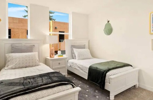 Burien Apartment | Modern Townhome in Burien WA