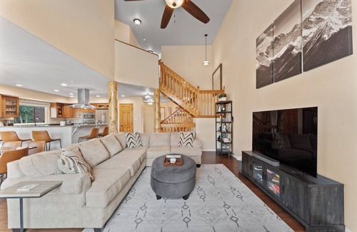 Wildernest House | Modern Townhome with Private Deck and Hot tub, 20 mins to Keystone Resort!