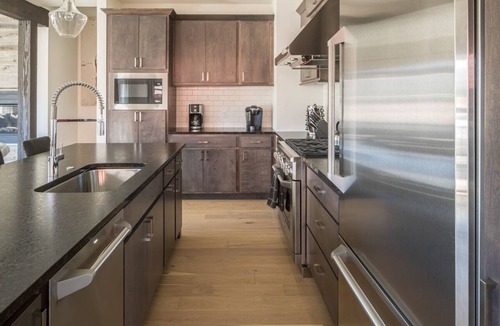 Big Sky Condo | Modern Townhouse Near Town Center with Private Hot Tub