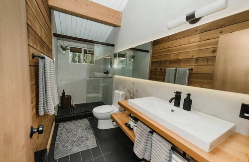 Roslyn Ridge Cabin | Modern Treehouse Cabin + Hot Tubnn