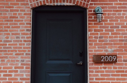 Knoxville Apartment | Modern urban flat sleeps 4. Quiet and walkable close to restaurants and bars.
