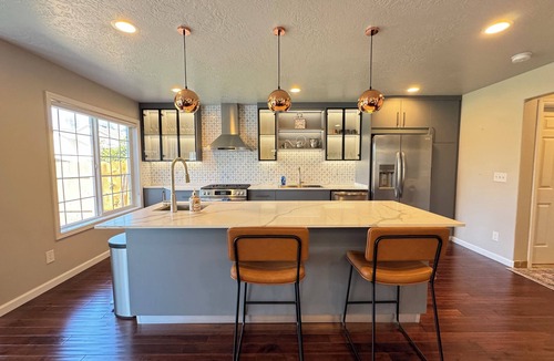 Albany House | Modern Vacation Home w/hottub, pool table. Next to lovely park. Shopping nearby