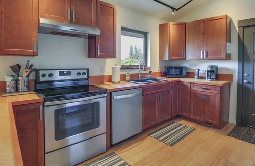 White Salmon Apartment | Modern White Salmon Apartment, Steps From Town