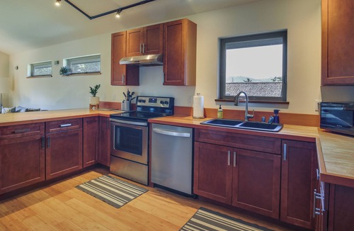 White Salmon Apartment | Modern White Salmon Apartment, Steps From Town