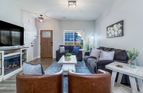 College Place House | Modern WW Valley Retreat- EV Charger, BBQ, Near WWU & Wineries, Large Backyard