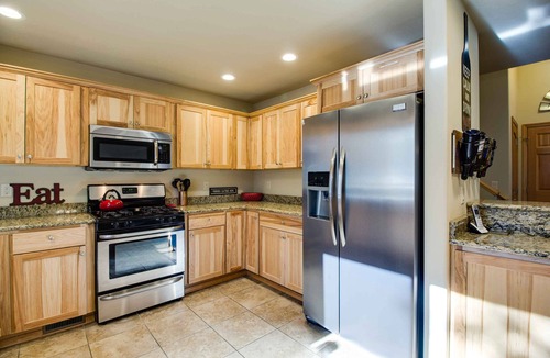 Deer Park House | MODO06 - Huge Home, 3 King Ensuites, A/C, Gas Fireplace, Ping Pong, Bikes