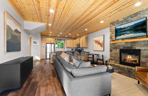 Sandpoint Ski Chalet | Modrn Lux Ski Chalet Deck Views Fireplace Skiing