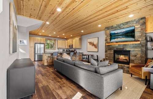 Sandpoint Ski Chalet | Modrn Lux Ski Chalet Deck Views Fireplace Skiing