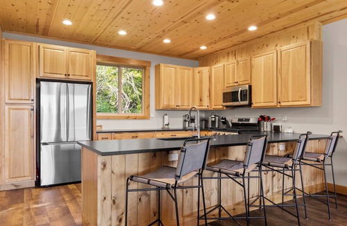 Sandpoint Ski Chalet | Modrn Lux Ski Chalet Deck Views Fireplace Skiing